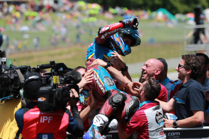 Marc Màrquez felicita a Àlex al cruzar este victorioso en Moto2.