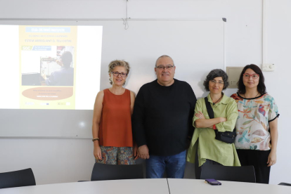 Aurèlia Trilla, (izq.) junto a otros docentes del CIFO, ayer. 