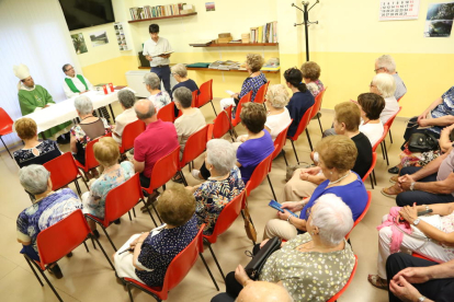 El bisbe de Solsona, Xavier Novell, va oficiar una missa dissabte al Casal Recreatiu L’Esbarjo.