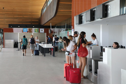Viatgers a la terminal d’Alguaire diumenge passat, últim dia dels vols a Eivissa i Menorca.