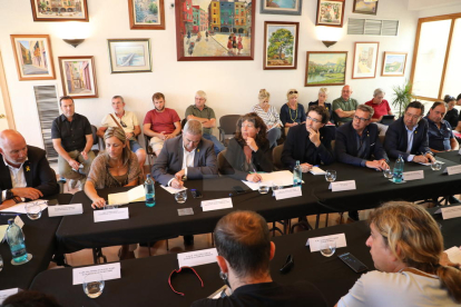 Jordà se ha reunido con alcaldes y agricultores en el ayuntamiento de Flix.