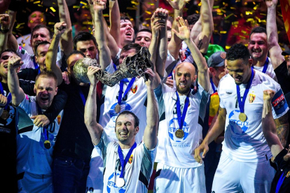 Els jugadors del Vardar celebren el triomf amb el trofeu.