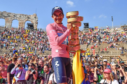 El ecuatoriano Carapaz celebra su triunfo en el Giro.