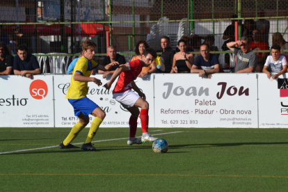 Un jugador de l’Artesa de Segre es disposa a rematar a porteria, en una de les nombroses ocasions que l’equip va tenir però que no va aconseguir transformar en gol.