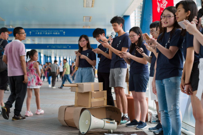 Estudiants en un acte ahir amb un simbòlic tanc de cartró.