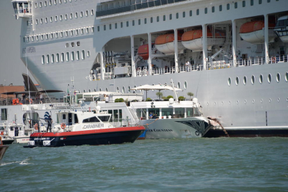 El crucero impactó contra el barco turístico en el que había 130 personas a bordo. 