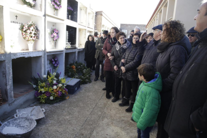 Un momento del entierro ayer de una de las víctimas cuyos restos han sido recuperados en la fosa de El Soleràs. 