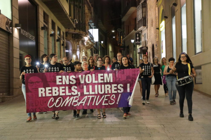 Marxa nocturna de Marea Lila ahir a Lleida contra la violència masclista.