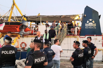 La llegada de la embarcación Sea Watch 3 al puerto italiano de Lampedusa.