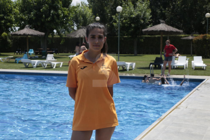 Carla Cobella, socorrista de las piscinas