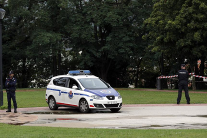 Agents de l’Ertzaintza custodien la zona al parc d’Etxebarria, on es va produir la violació.