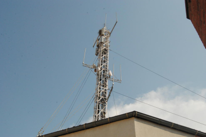Una antena de telefonia mòbil al carrer Balmes de Mollerussa.