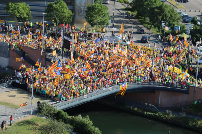 Foto aèria del pont on es van concentrar els manifestants convocats sota el lema “Omplim Estrasburg” en defensa dels drets dels tres líders indepen-dentistes.
