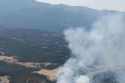 Imatge aèria de l’incendi a l’AP-7 entre Capmany i Agullana.