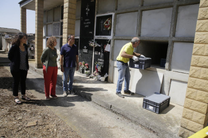 Moment de l’enterrament ahir al cementiri de les restes trobades de tres soldats republicans en una fossa a Vilanova de Meià.