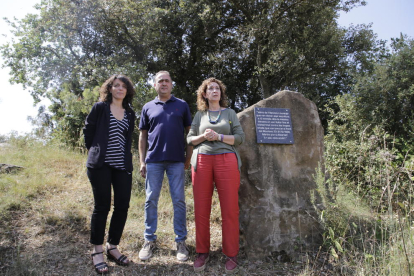 Momento del entierro ayer en el cementerio de los restos hallados de tres soldados republicanos en una fosa en Vilanova de Meià. 