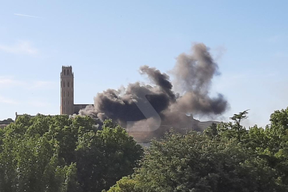 Un incendi en un solar de Lleida crea una gran columna de fum