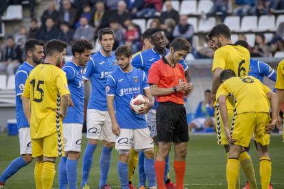Jugadores del Lleida hablan antes de lanzar una falta.