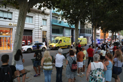 Edifici - El tràgic accident es va produir al número 31 de l’avinguda Francesc Macià. La nena es va precipitar al buit després de trencar-se una claraboia.