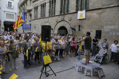 Imatge del 15 de juliol on s'observa el llaç groc a la façana de la Paeria.