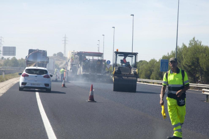 Obres per renovar el ferm ahir a la Panadella cap a la Segarra.