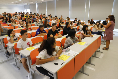 Los alumnos esperan recibir los exámenes de las PAU ayer en el campus de Cappont de la UdL. 