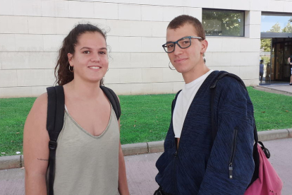 Los alumnos esperan recibir los exámenes de las PAU ayer en el campus de Cappont de la UdL. 