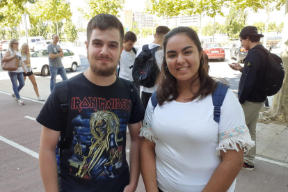 Los alumnos esperan recibir los exámenes de las PAU ayer en el campus de Cappont de la UdL. 