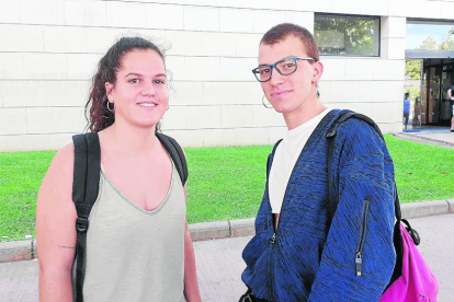 Els alumnes, mentre esperaven rebre els exàmens de les PAU ahir al campus de Cappont de la UdL.