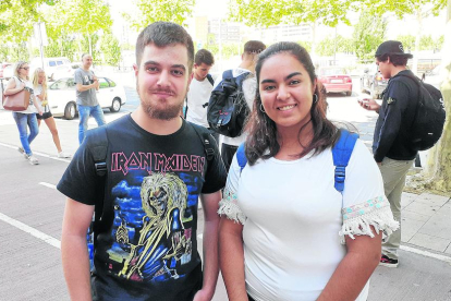 Els alumnes, mentre esperaven rebre els exàmens de les PAU ahir al campus de Cappont de la UdL.