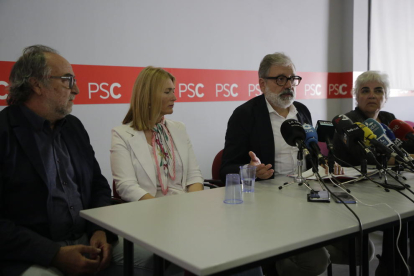 Xavier Rodamilans, Begoña Iglesias, Fèlix Larrosa i Carme Valls, a la roda de premsa d’ahir.