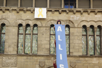 Els Castellers de Lleida van aixecar un pilar a la plaça Paeria i van desplegar el lema de la campanya.