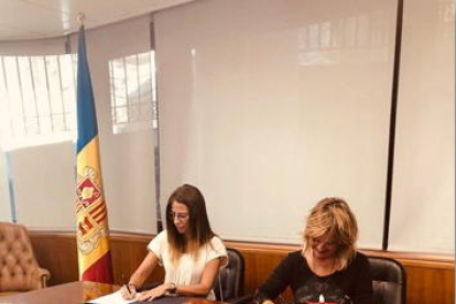 La ministra de Cultura de Andorra y la directora del Llull, el lunes.