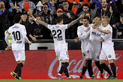 Rodrigo celebra con sus compañeros el 1-0, ayer en Mestalla.