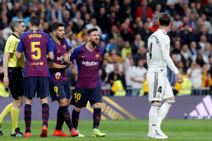 Leo Messi se encara con Sergio Ramos tras ser agredido por el defensa blanco el pasado sábado.