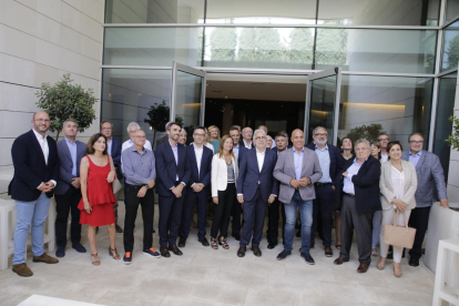 Foto de família dels empresaris amb Josep Sànchez Llibre al centre amb Josep Maria Gardeñes.