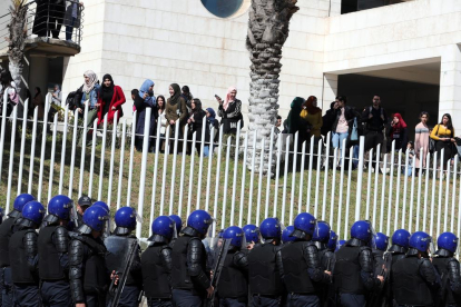 Policías argelinos controlan una protesta de estudiantes en la Universidad de Argel, ayer. 