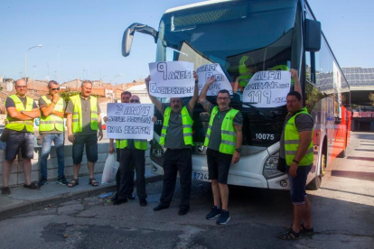 Algunos de los chóferes de Lleida ayer en la estación de buses de Tàrrega. 