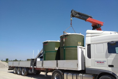 Un camión se lleva unos contenedores con restos de animales de una granja de Lleida.