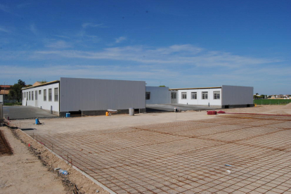 El nou centre educatiu, davant les obres de construcció de la pista poliesportiva.
