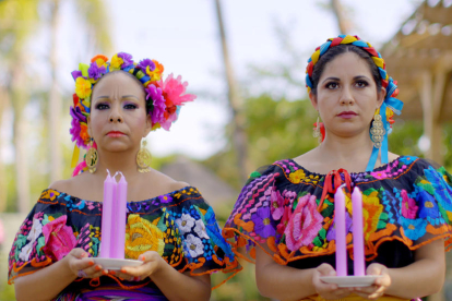 Dos mujeres, cuya indumentaria está inspirada en Frida Kahlo.