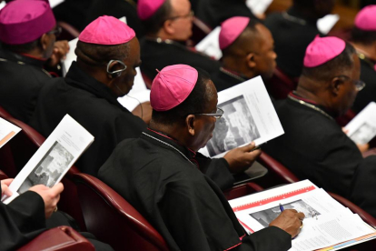 Alguns dels bisbes que van participar ahir en la primera jornada sobre abusos al Vaticà.