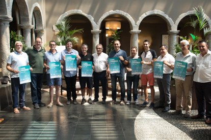 Els representants dels equips participants i directius de la Federació Catalana després del sorteig.