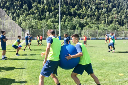 Els jugadors van seguir amb la preparació al camp de Garòs.