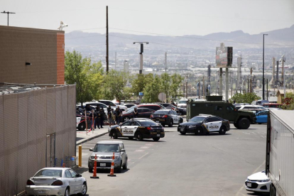 Una veintena de personas perdieron ayer la vida en un tiroteo en un centro comercial de El Paso. 