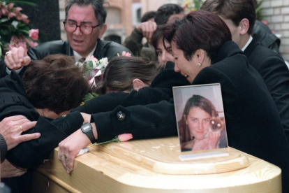 Els familiars de Desiré ploren al cementiri d'Alcàsser, en el qual Miriam, Desirée i Toñi van ser enterrats a tres nínxols contigus el 1993