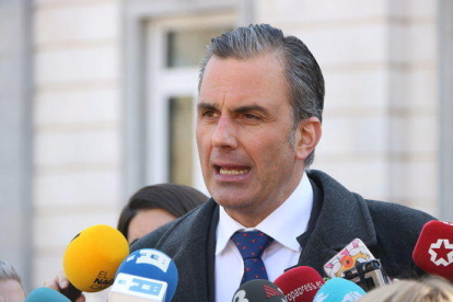 Pla mitjà de l'advocat i secretari general de Vox, Javier Ortega Smith, en una atenció als mitjans a la porta del Tribunal Suprem, el 14 de febrer de 2019