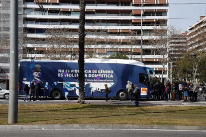 Imatge de l'autobús d'Hazte Oír amb les pintades al seu pas per la Diagonal