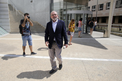 Joan Reñé, a la sortida dels jutjats per a la declaració, on va atendre els mitjans de comunicació.