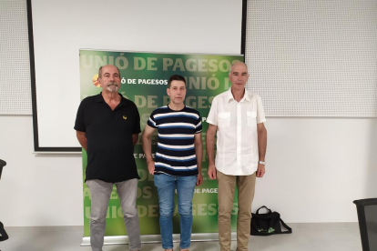 Jaume Pedrós, Rossend Saltiveri y Josep Maria Cortasa, ayer en la sede de Unió de Pagesos